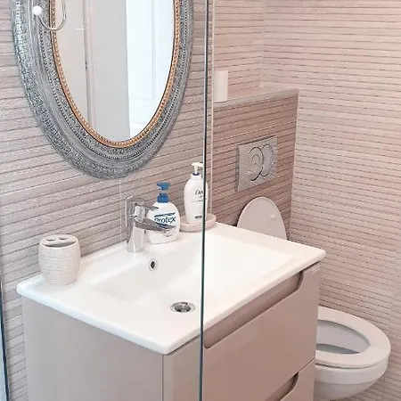 Rose By The Sea Apartment